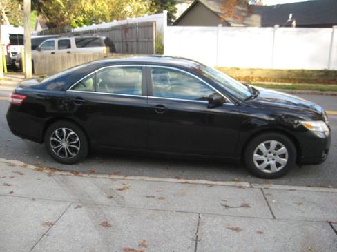 Used 2010 Toyota Camry LE image 4
