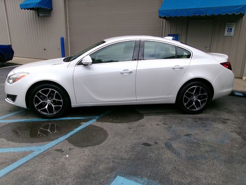 Used 2017 Buick Regal Sport Touring image 3
