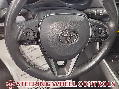 Used 2021 Toyota RAV4 XLE Premium image 17