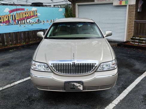Used 2010 Lincoln Town Car Signature Limited RWD image 2