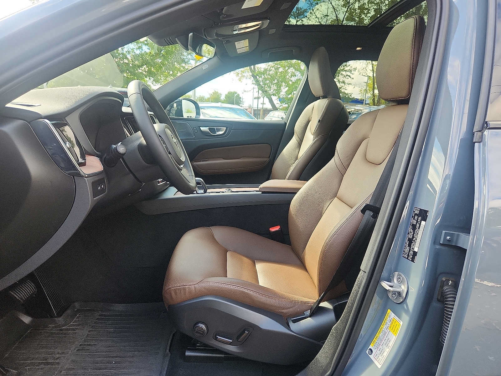 Certified 2024 Volvo XC60 T8 Plus w/ Climate Package AWD/4WD image 13