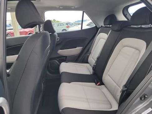 Used 2025 Hyundai Venue SEL FWD image 12