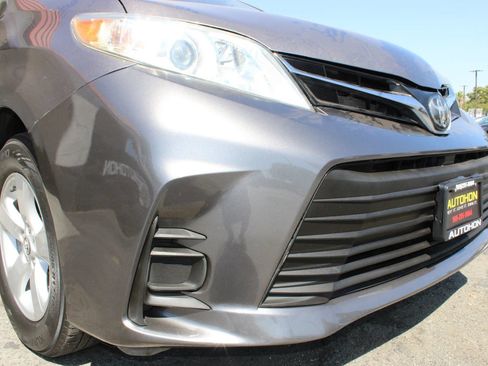 Used 2019 Toyota Sienna LE FWD image 5