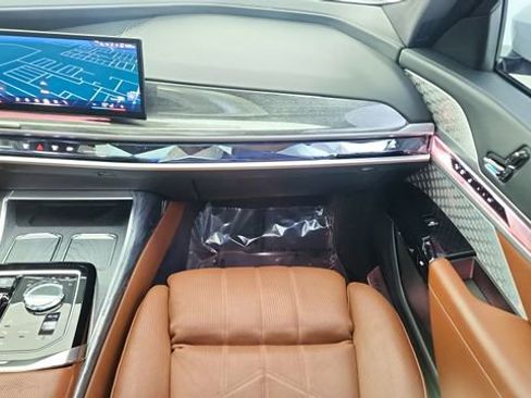 Used 2023 BMW 740i w/ Executive Package image 39