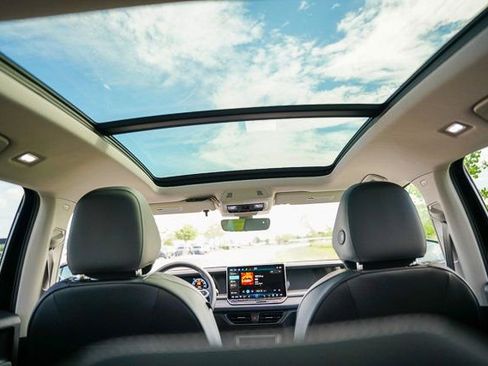 Used 2025 Volkswagen Tiguan SE w/ Panoramic Sunroof Package image 31