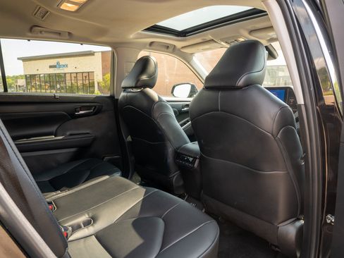 Used 2023 Toyota Highlander XLE FWD image 17