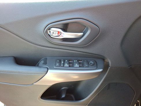 Used 2019 Jeep Cherokee Latitude w/ Cold Weather Group image 12