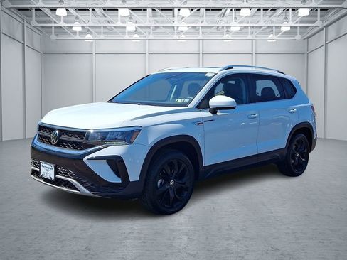 Certified 2023 Volkswagen Taos SE w/ Panoramic Sunroof Package AWD/4WD image 3