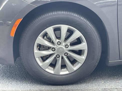 Certified 2018 Chrysler Pacifica Touring Plus FWD image 11