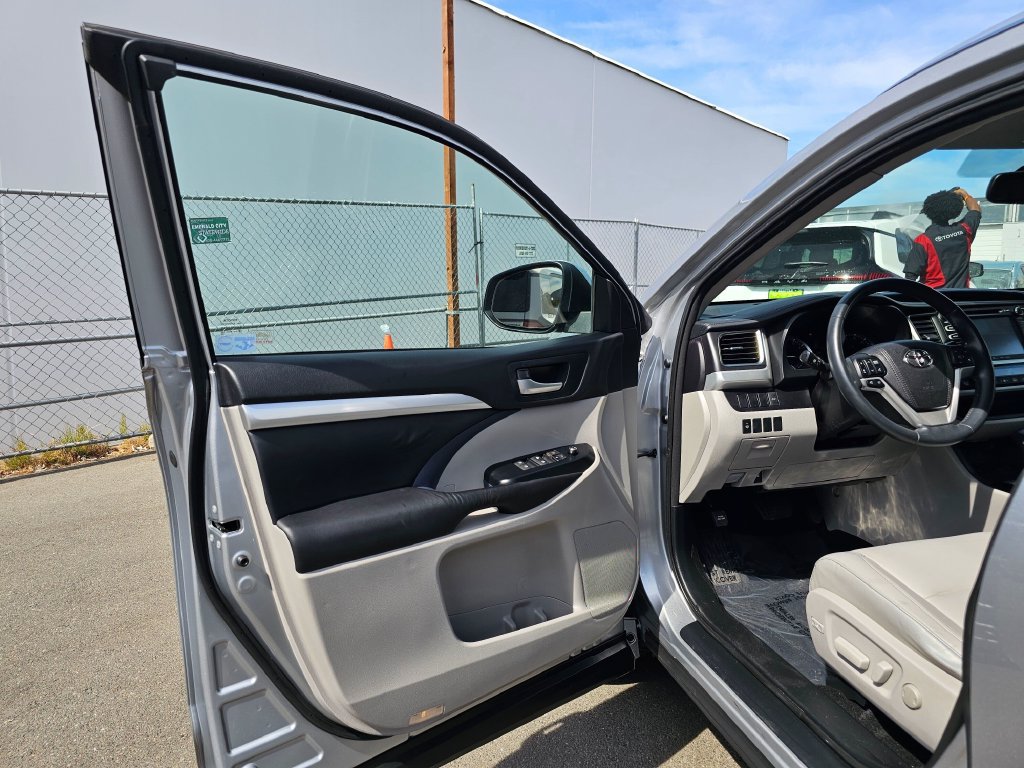 Used 2016 Toyota Highlander XLE AWD/4WD image 19