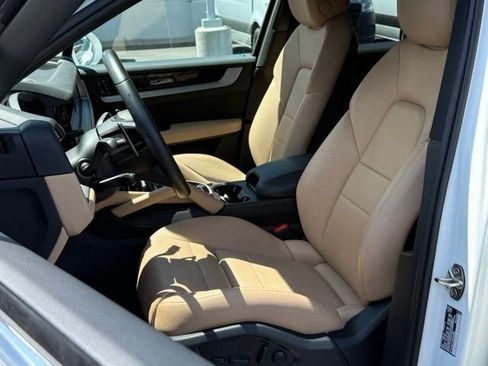 Used 2025 Porsche Cayenne AWD/4WD image 5