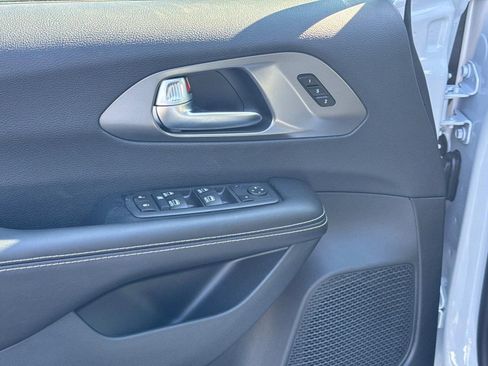 New 2026 Chrysler Pacifica Select w/ S Appearance Package FWD image 21