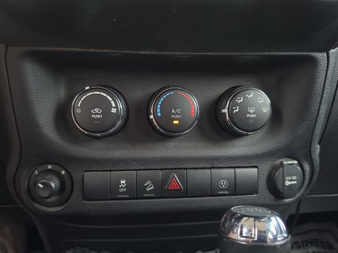 Used 2018 Jeep Wrangler Unlimited Sahara AWD/4WD image 25