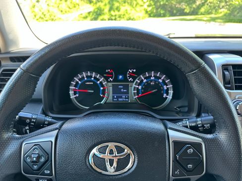 Used 2017 Toyota 4Runner SR5 AWD/4WD image 25