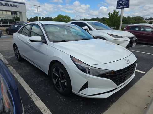 Used 2023 Hyundai Elantra SEL w/ Convenience Package FWD image 3