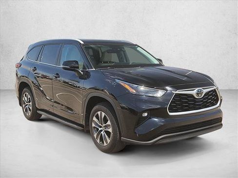 Used 2023 Toyota Highlander XLE w/ Protection Package #3 (TMS) AWD/4WD image 3