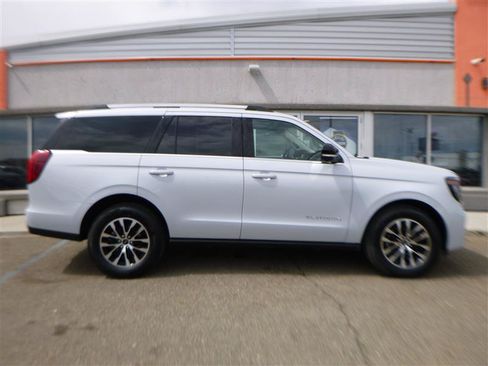 Used 2025 Ford Expedition Platinum AWD/4WD image 4