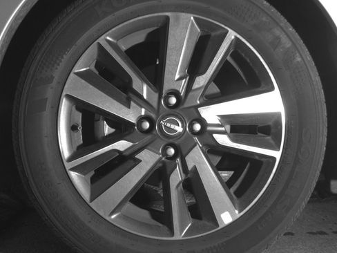 Used 2025 Nissan Versa SV FWD image 12