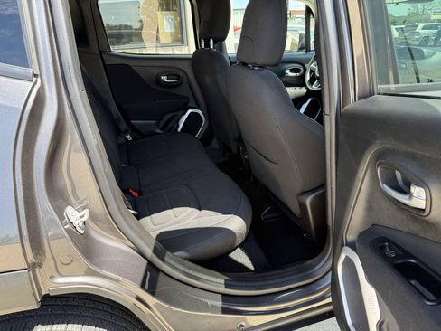 Used 2018 Jeep Renegade Latitude AWD/4WD image 12