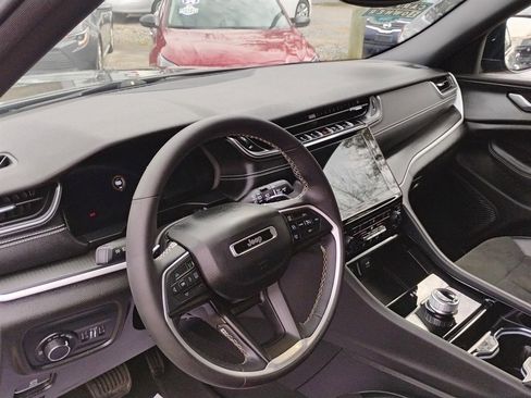 Used 2023 Jeep Grand Cherokee Altitude image 10