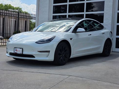 Used 2022 Tesla Model 3 Standard Range image 9