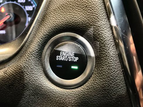 Used 2023 Chevrolet Traverse LT w/ Rear Camera Mirror Package image 16