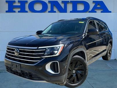 Used 2024 Volkswagen Atlas SE w/ Black Wheel Package