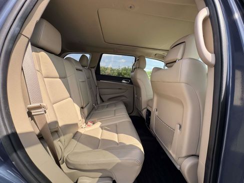 Used 2019 Jeep Grand Cherokee Limited w/ Luxury Group II AWD/4WD image 17