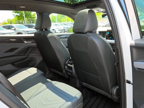 Certified 2025 Volkswagen Tiguan SE R-Line AWD/4WD image 47
