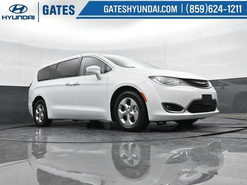 Used 2017 Chrysler Pacifica Touring Plus image 44