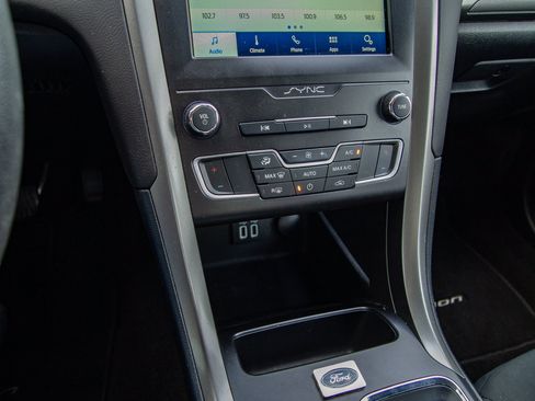Used 2020 Ford Fusion SE FWD image 18