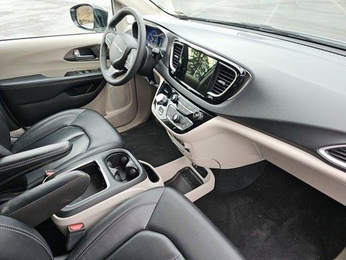 Used 2024 Chrysler Pacifica Touring-L image 14