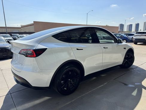 Used 2022 Tesla Model Y Long Range image 4