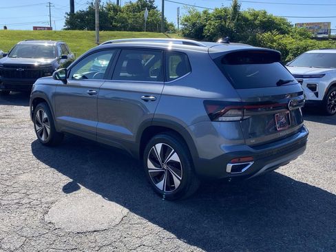 Used 2025 Volkswagen Taos SE AWD/4WD image 4