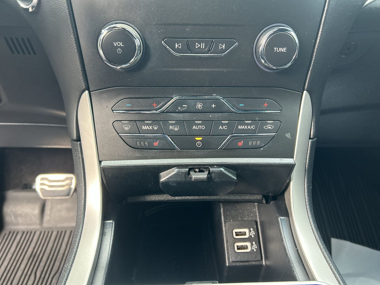 Used 2020 Ford Edge ST-Line w/ Cold Weather Package AWD/4WD image 15