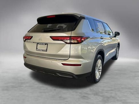 Used 2024 Mitsubishi Outlander ES FWD image 3