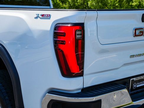Used 2024 GMC Sierra 2500 SLT AWD/4WD image 11