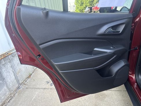 Used 2025 Chevrolet Trax LT FWD image 9