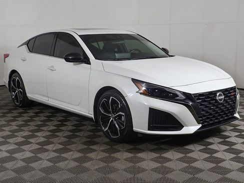 Used 2023 Nissan Altima 2.5 SR w/ SR Premium Package FWD image 2