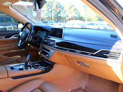 Used 2018 BMW 740i image 18