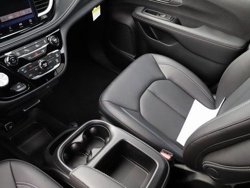 New 2026 Chrysler Pacifica Select image 30