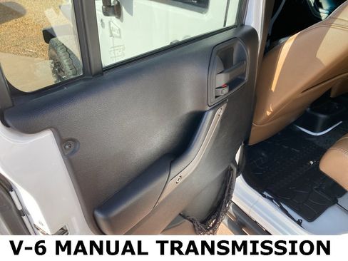 Used 2013 Jeep Wrangler Unlimited Sahara image 20