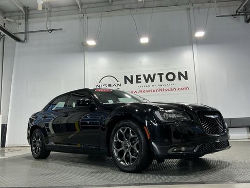 Used 2015 Chrysler 300 S image 41