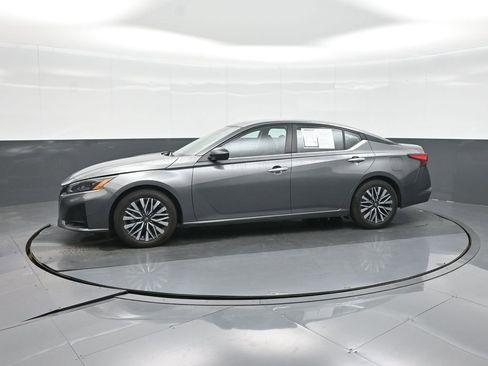 Used 2025 Nissan Altima 2.5 SV FWD image 19