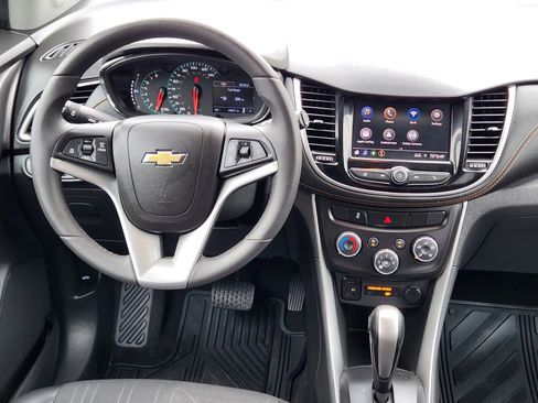 Used 2020 Chevrolet Trax LT w/ LT Convenience Package FWD image 9