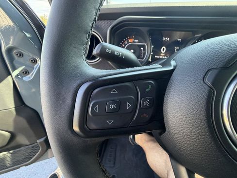 Used 2025 Jeep Wrangler Unlimited Rubicon AWD/4WD image 19