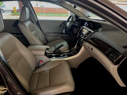 Used 2017 Honda Accord Touring image 27