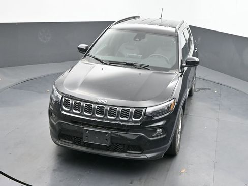 Used 2025 Jeep Compass Latitude image 15