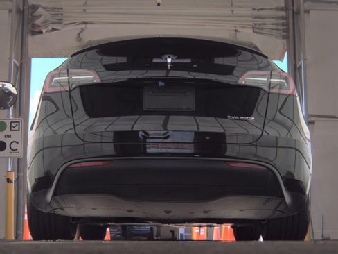 Used 2023 Tesla Model Y Performance AWD/4WD image 8
