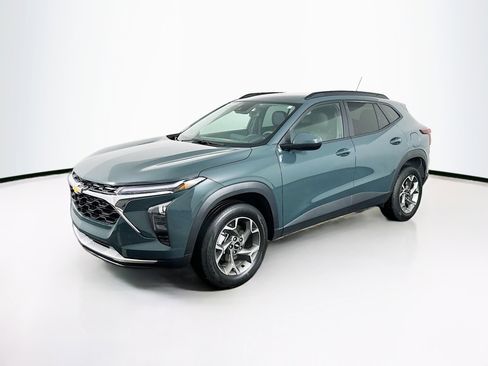 Used 2025 Chevrolet Trax LT image 3